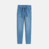 بنطال جينز واسع بخصر عالٍ بنمط «بيبر باغ» وحزام باللون الأزرق للفتيات